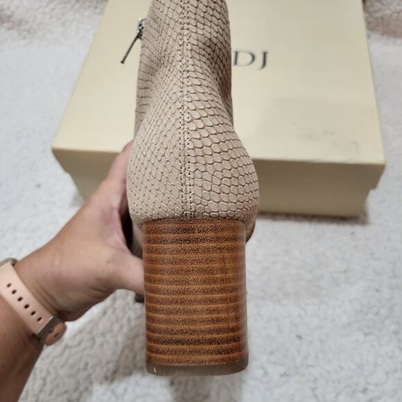 NEW NYDJ Women's Cassey Fashion Boot Sand SIZE 10 - Picture 4 of 8